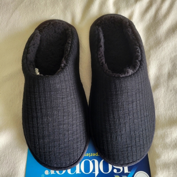 Isotoner Black Scuff Slippers Sz LG NWT